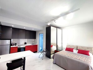 1 chambre, bureau, fer et planche à repasser, lit parapluie
