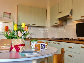 Kühlschrank, Herdplatte, Wasserkocher mit Kaffee-/Teezubehör