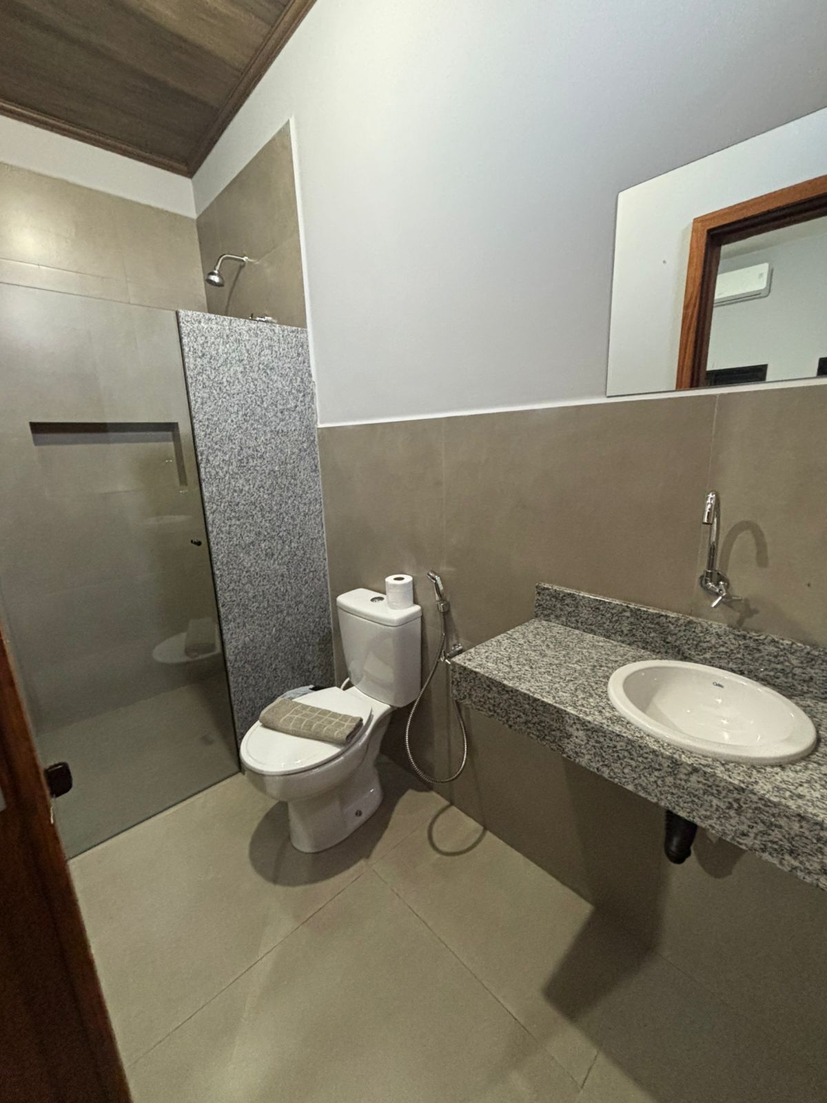 Un baño con inodoro, ducha y lavamanos.