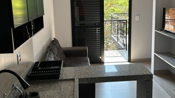 Una cocina moderna con estufa integrada, un lavaplatos y un ventilador de techo.