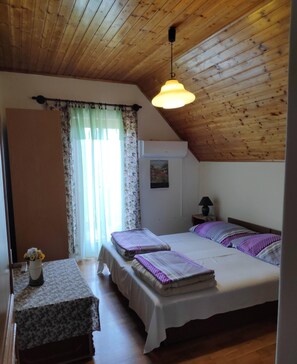 2 chambres, fer et planche à repasser, Wi-Fi, draps fournis