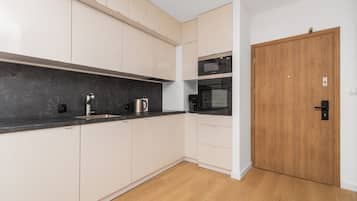 Studio (5) | Private kitchen | Fridge, stovetop, electric kettle, cookware/dishes/utensils