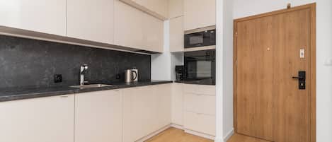 Studio (5) | Private kitchen | Fridge, stovetop, electric kettle, cookware/dishes/utensils