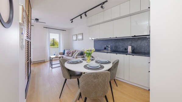 Studio (5) | Private kitchenette | Fridge, stovetop, electric kettle, cookware/dishes/utensils - Apartamenty Sun & Snow Perła Mierzei (Sztutowo)