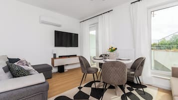 Studio (5) | Living area | Flat-screen TV