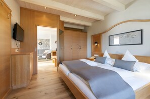 1 bedroom, WiFi, bed sheets, wheelchair access - Room 'Suite 3' with Mountain View, Wi-Fi and Air Conditioning (Tirolo)