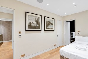 4 Schlafzimmer, Schreibtisch, Bügeleisen/Bügelbrett, Reisekinderbett