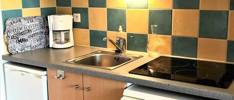 冷蔵庫、電子レンジ、食器洗い機、コーヒー / ティーメーカー