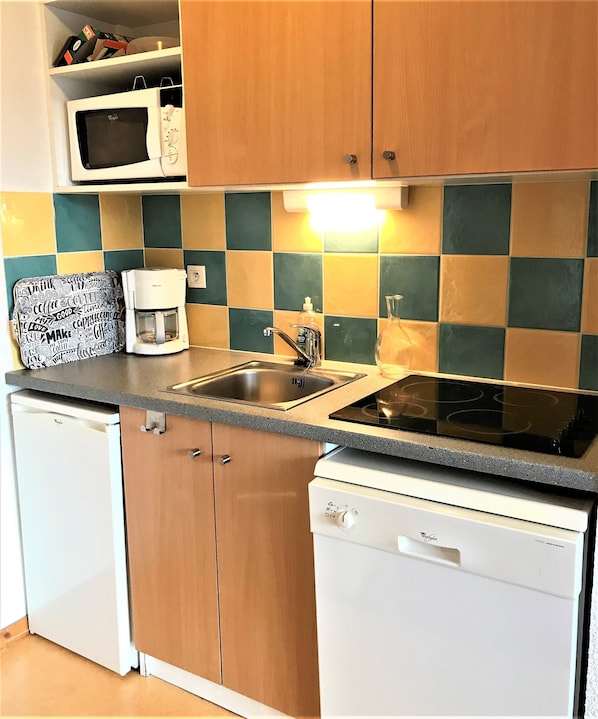 Fridge, microwave, dishwasher, coffee/tea maker