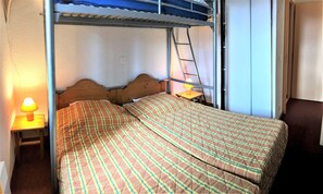 1 bedroom, bed sheets