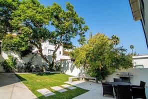 Outdoor dining - Beautiful 6BR Family Getaway in Prime Location (Los Angeles)