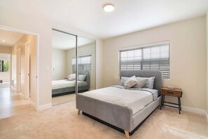 6 bedrooms, iron/ironing board, travel cot, WiFi - Beautiful 6BR Family Getaway in Prime Location (Los Angeles)