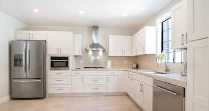 Beautiful 6BR Family Getaway in Prime Location