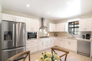 Fridge, microwave, oven, stovetop - Beautiful 6BR Family Getaway in Prime Location (Los Angeles)