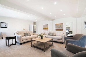 Interior - Beautiful 6BR Family Getaway in Prime Location (Los Angeles)