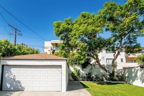 Exterior - Beautiful 6BR Family Getaway in Prime Location (Los Angeles)