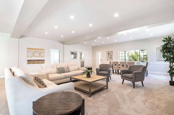 Interior - Beautiful 6BR Family Getaway in Prime Location (Los Angeles)