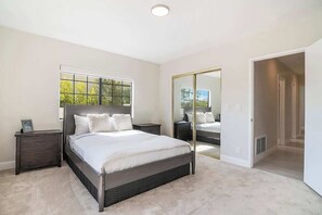 6 bedrooms, iron/ironing board, travel crib, WiFi - Beautiful 6BR Family Getaway in Prime Location (Los Angeles)