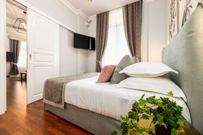 1 chambre, bureau, fer et planche à repasser, lit parapluie
