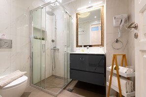 Ducha, secador de pelo y toallas