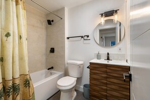 Dusche, Haartrockner, Handtücher