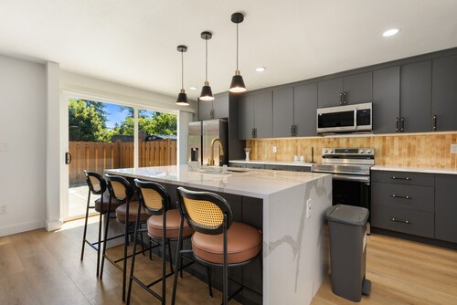 Comfy Stay in Bellevue w/ Parking Included