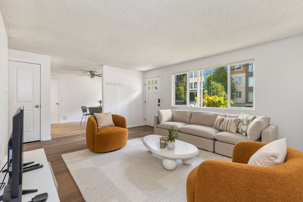 TV - Comfortable Townhouse in Ash Way Lynnwood (Lynnwood)