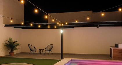 Close to Gdl stadium, heated pool, homemade breakfast inc. During FIFA games.