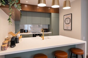 Mikrovågsugn, ugn, spishäll och kaffe- och tebryggare