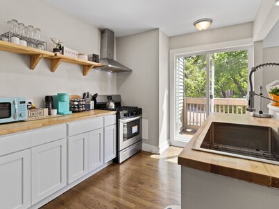 Charming 2BD W/ Parking 15 Mins from Downtown