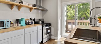 Charming 2BD W/ Parking 15 Mins from Downtown