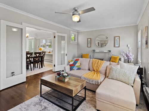 Charming 2BD W/ Parking 15 Mins from Downtown