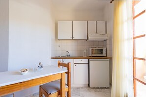 Fridge, oven, toaster, cookware/dishes/utensils