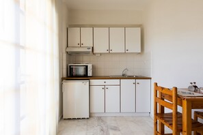 Kühlschrank, Ofen, Toaster, Kochgeschirr/Geschirr/Besteck