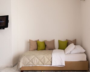 1 habitación, tabla de planchar con plancha, wifi gratis y ropa de cama