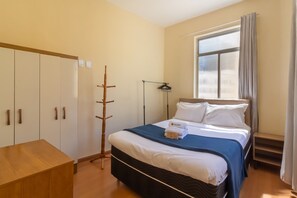1 Schlafzimmer, Schreibtisch, Bügeleisen/Bügelbrett, Reisekinderbett