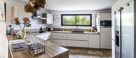 Réfrigérateur, four à micro-ondes, un four, lave-vaisselle