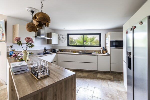 Kühlschrank, Mikrowelle, Ofen, Geschirrspüler