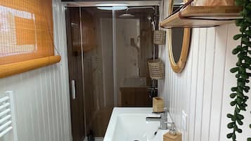 Douche, baignoire Ă  jets, sĂšche-cheveux, serviettes fournies