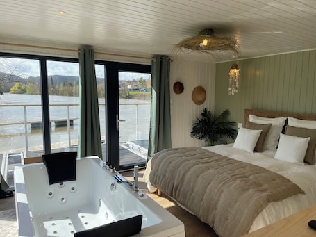 1 bedroom, bed sheets. Gîte Seine et Nature : Le Capitaine