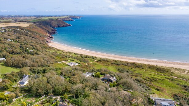 A coastal landscape with a beach, houses, and greenery. - Dewis Da - Short walk from beach, parking (Freshwater East)