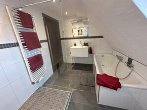 Towels, soap, toilet paper - Vacation cottage EifelJECK (Blankenheim)