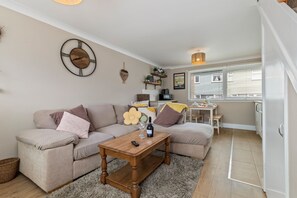 TV - The Retreat - Short walk from beach, parking (Freshwater East)