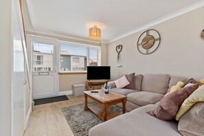 TV - The Retreat - Short walk from beach, parking (Freshwater East)