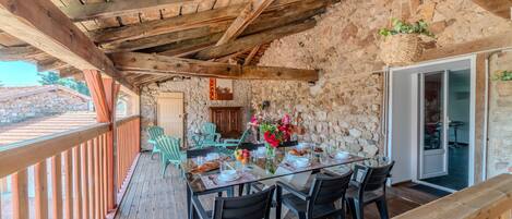 Outdoor dining