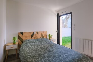 4 bedrooms, iron/ironing board, free WiFi, bed sheets