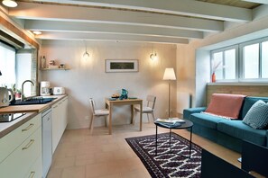 TV, fireplace - Ker La Rance - Jolie Maison Proche de la Rance (Plouër-sur-Rance)