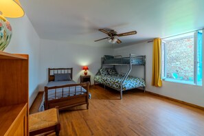 2 bedrooms, iron/ironing board, free WiFi, bed sheets