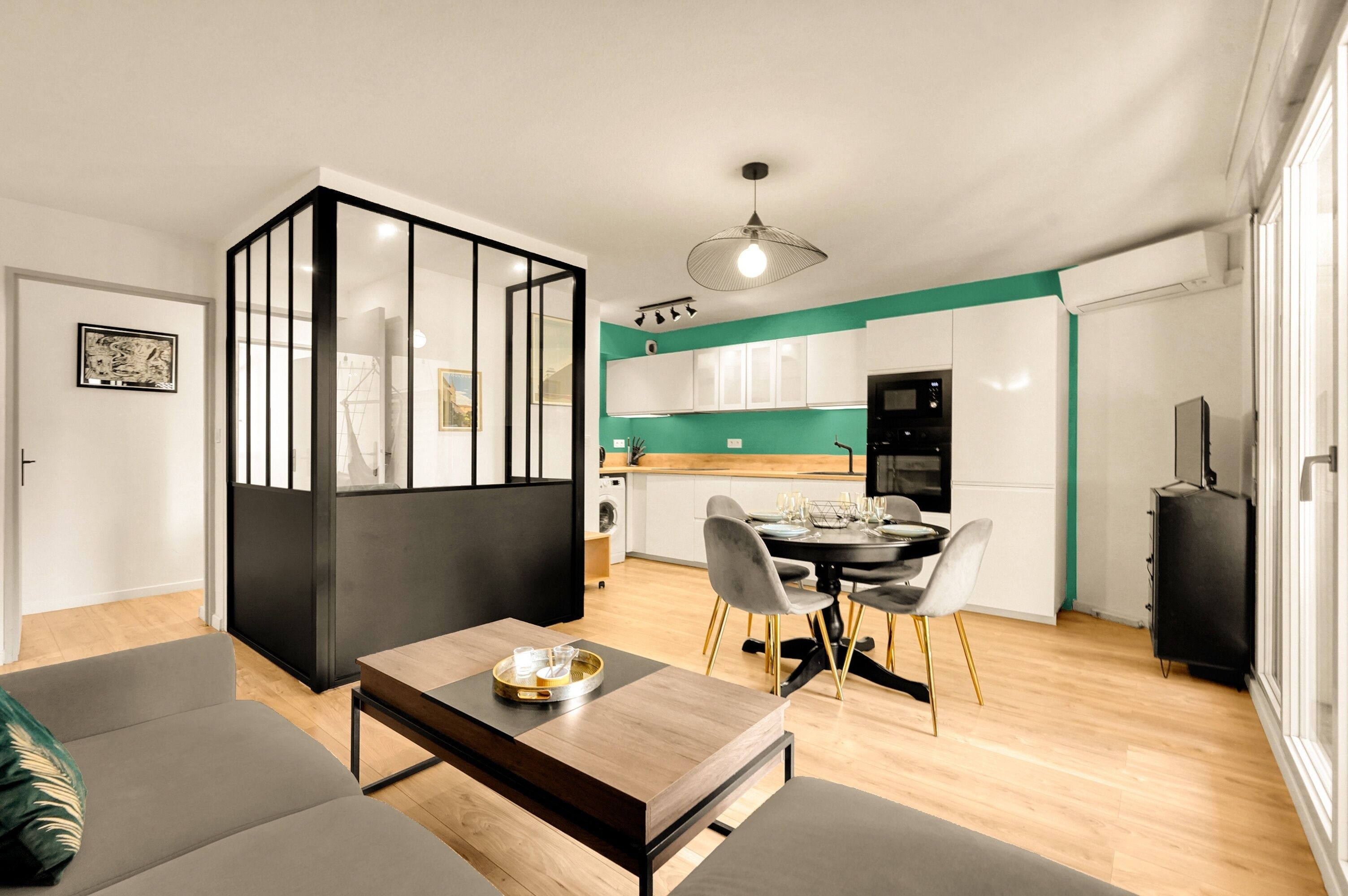 Un apartamento moderno con comedor, cocina y sala de estar.