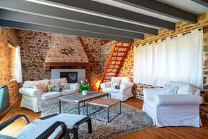 Télévision, cheminée, lecteur de DVD, chaîne hi-fi